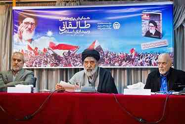 در حال سخنرانی درباره آیت الله طالقانی