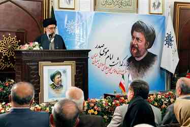 در حال سخنرانی درباره امام موسی صدر