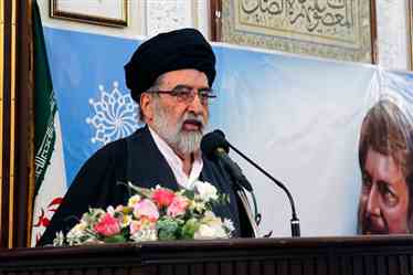 در حال سخنرانی درباره امام موسی صدر