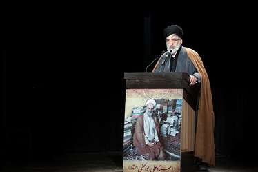 در حال سخنرانی درباره استاد منذر