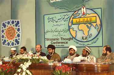 ریاست هفتمین کنفرانس اندیشه اسلامی در تهران ... سمت چپ حامد الگار و نفر آخر احسان طبری